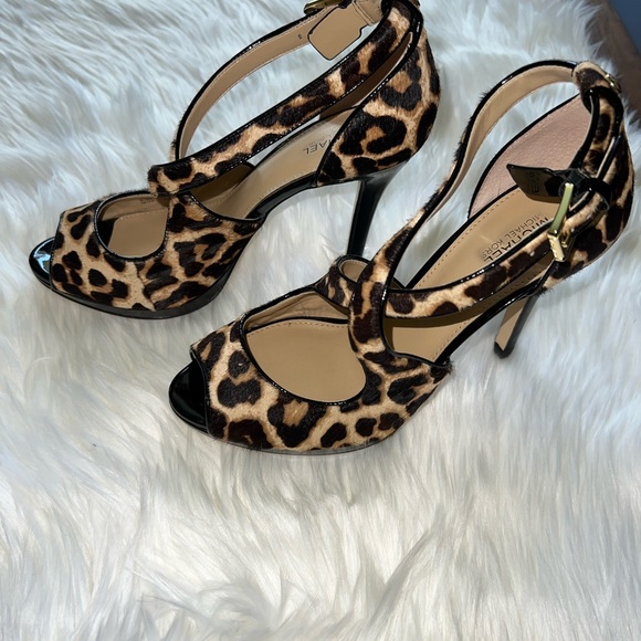 Michael Kors calf hair leopard print strappy heel. Women’s size 7M - Picture 2 of 8